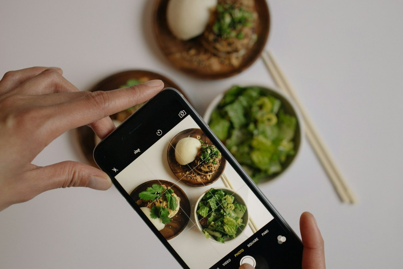 食事をスマホで撮影する様子