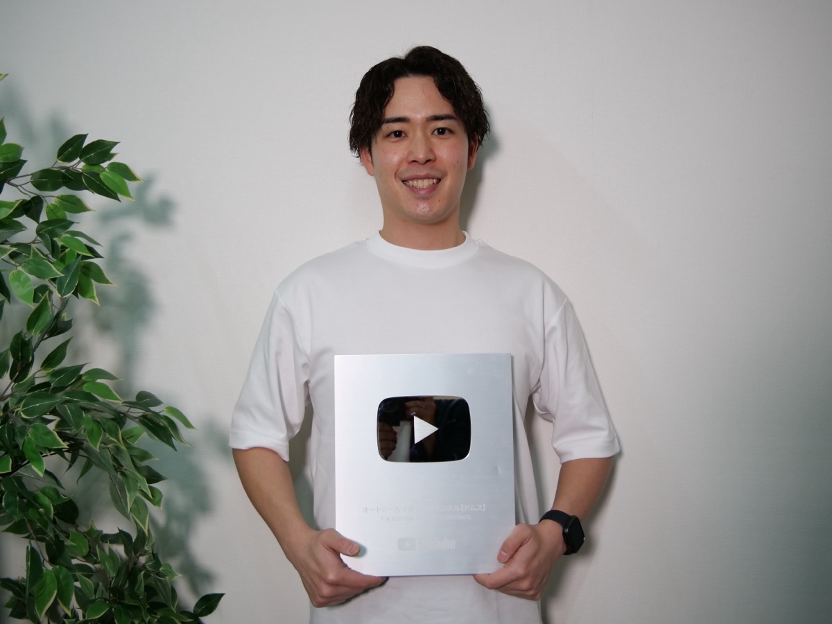 YouTubeの銀の盾を持つ松尾
