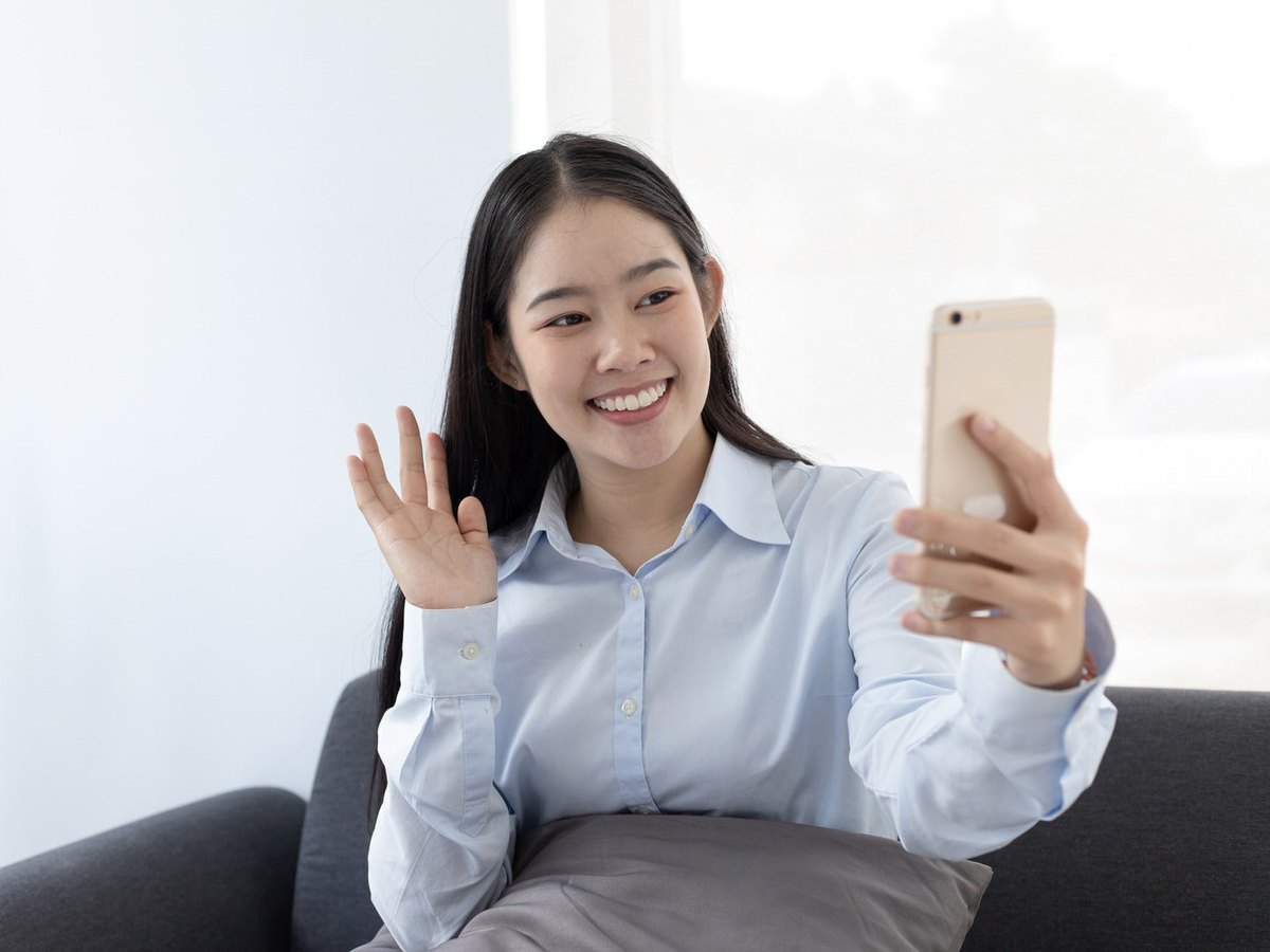スマホでオンライン面談を受ける様子